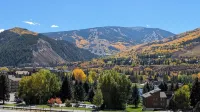 Luxury Condo w/ FREE WiFi, Parking, Heated Pool, Hot Tubs, Skier Shuttles