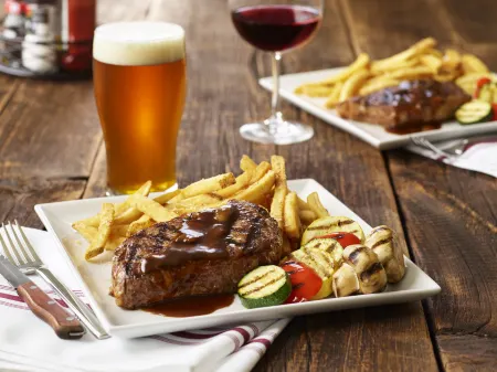 Holiday Inn Owensboro Riverfront Отели рядом с достопримечательностью «H L Neblett Community Center»