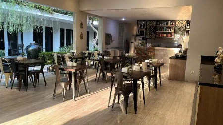 Kertanegara Homestay Отели в г. Kaliwates