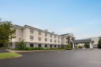 Holiday Inn Express SYRACUSE AIRPORT by IHG - Parkplatz