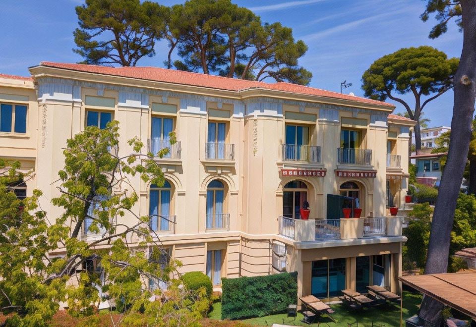 Little Palace Hotel Over view