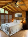 Stargazer Chalet, Two Bedroom Cabin with Wifi