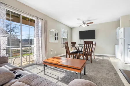 Windsor Cottage Fall Creek Beauty by Table Rock! Отели в г. Брэнсон