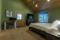 Gorgeous Chalet Cabin w/NEW HOT TUB near National Parks and loaded w'/Amenities! - balcony