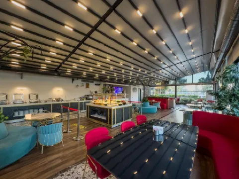 Leaf Port Hotel Отели рядом с достопримечательностью «Бухта больших камней»