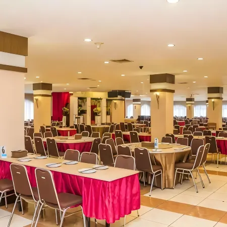 Hotel Kini Pontianak Отели рядом с достопримечательностью «Памятник Digulis»