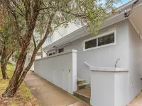 Modern 1-Bed Pad Minutes Away from Beach