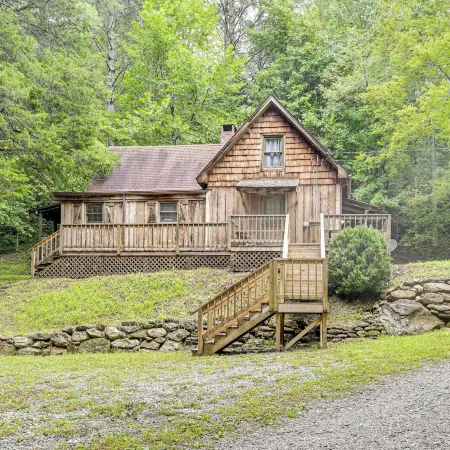 Trail Access & Tranquil Setting: Franklin Retreat!