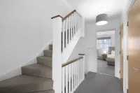 Spacious 6 Bedroom House in Denton Way