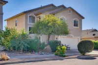 Golf, Hikes & Sports Fun! Desert Getaway w/ Pool - Homestays