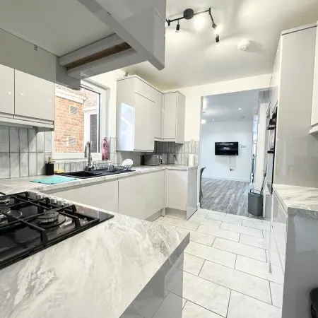 Southsea 5-Bed Seaside Retreat- Sleeps 11 & Garden