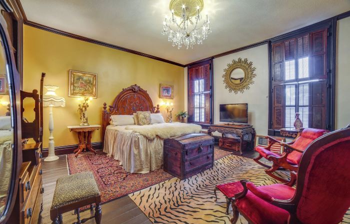 Vintage Apartment in Historic Downtown la Porte!
