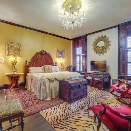 Vintage Apartment in Historic Downtown la Porte! Отели в г. Ла-Порт