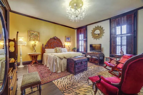 Vintage Apartment in Historic Downtown la Porte!