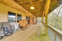 Great Barrington Lakeside Getaway w/ Kayak & Grill - Parkplatz