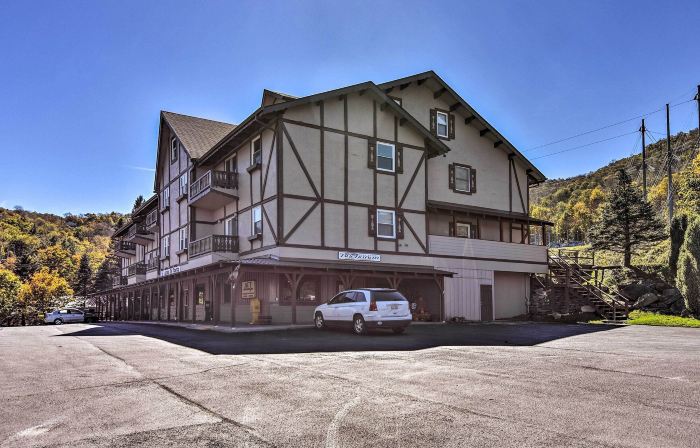 Walk to Beech Mtn Ski Resort! Condo w/ Balcony