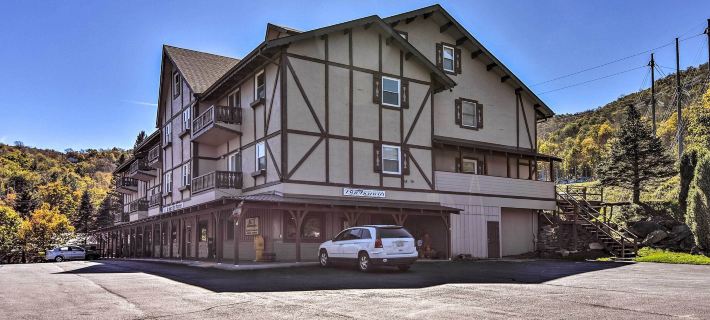 Walk to Beech Mtn Ski Resort! Condo w/ Balcony Hotels in Watauga County
