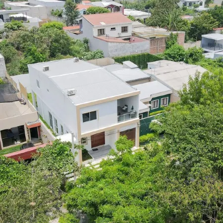 Comfortable Family Home in El Salvador – AC, Hot Water, Wi-Fi, Daily Cleaning