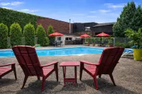 Quality Inn & Suites - Pools