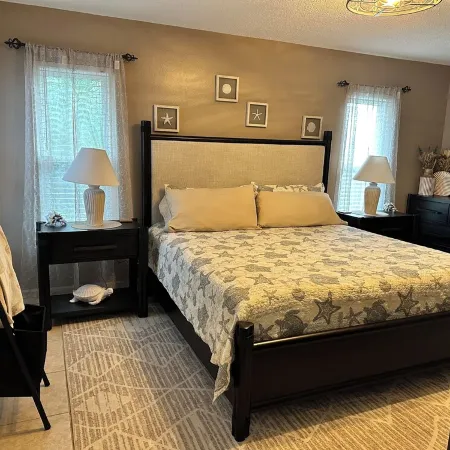 Comfy Coastal! 2 BR, pet friendly, caged pool, fenced yard. Quiet safe Bradenton