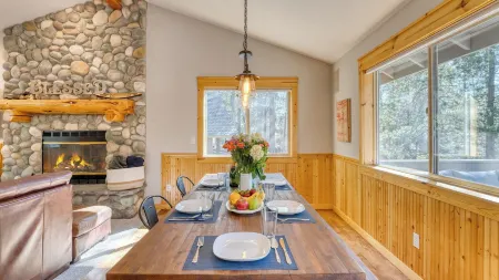 Quail by Avantstay Great Location + Game Room, Hot Tub, & Deck!