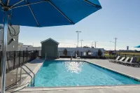 Microtel Inn & Suites by Wyndham Milford - piscina