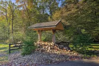 Rustic Dundee Log Cabin w/ Hot Tub & Forest Views!
