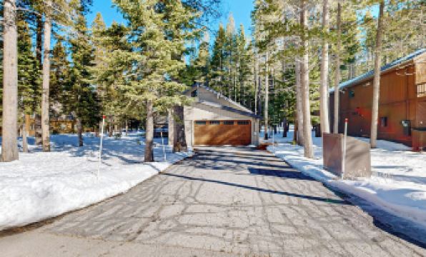 < 2 Mi to Tahoe Donner Ski Resort: Serene Retreat