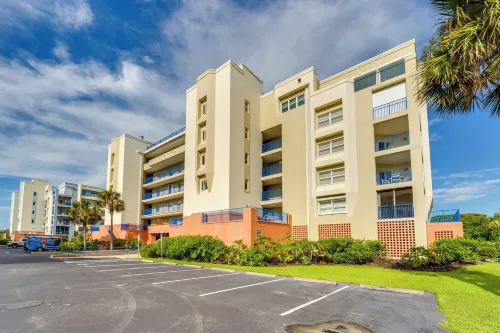 New Smyrna Beach Condo w/ Balcony & Pool Access - Parkplatz