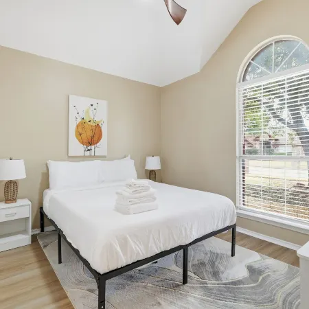 Modern 4B Retreat with Pool in Frisco
