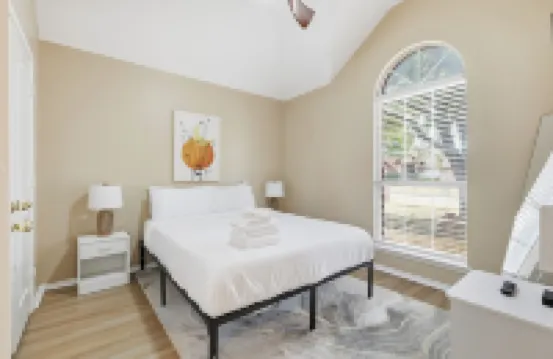 Modern 4B Retreat with Pool in Frisco