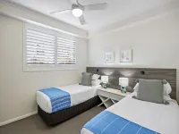 Beachside 2-Bed with Pools, Gym, BBQ and Parking