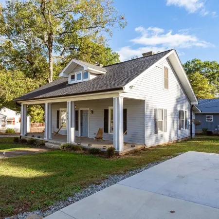 Charming 3BR/2BA Sleeps 6 in Graham, NC has everything you need!
