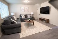 Spacious fully loaded 4-bedroom townhome sleeps 12 freeway access next to BYU