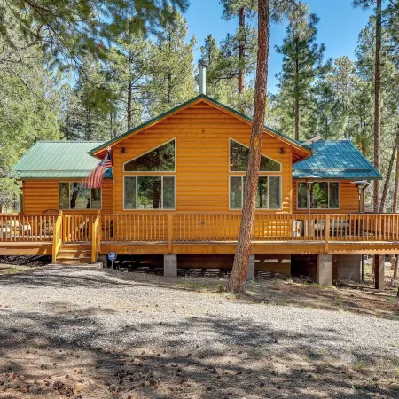Escape to Alpine! Outstanding Cabin w/ Deck & Yard