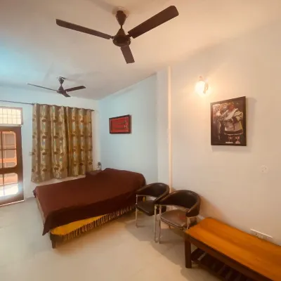 Negi Lodge Chandigarh Hoteles cerca de Centro Comercial Elante