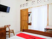 RedDoorz Syariah near Terminal Bus Giwangan Hotels in Bantul Regency
