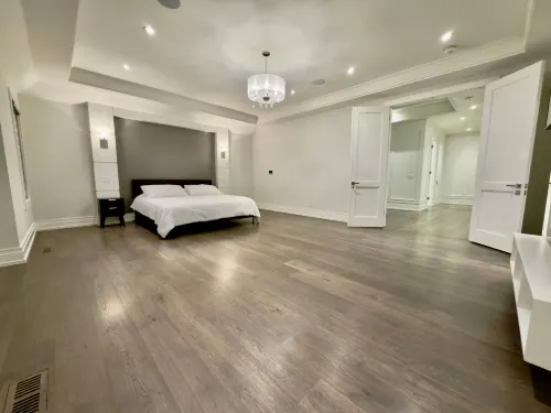 Luxurious 5-Bedroom House in Toronto - Modern Elegance Awaits - บังกะโล