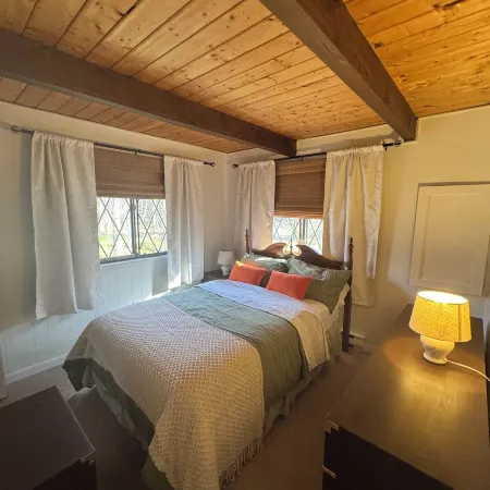 Quiet and Cozy Chalet Retreat - Renovated