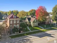 Strawtown Inn & Events Hotels in Pella