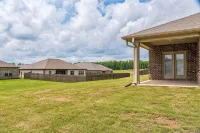 Charming 4br Ranch-style Home Corner Lot 4 Bedroom Home - Homestays