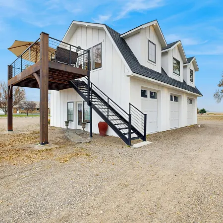 Home w/ Farmstyle Loft & Views, Mins to Dtwn