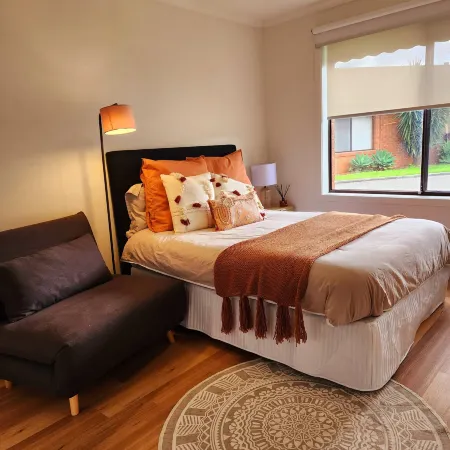 Holiday House in Laverton Modern Comfort ,Walk to Train Station,Car Hire Option