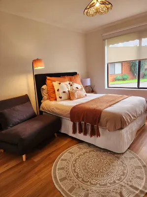 Holiday House in Laverton Modern Comfort ,Walk to Train Station,Car Hire Option - Holiday bungalows
