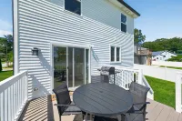 Cedar Lake 4br Home For 8 W/ Lake Views 4 Bedroom Home - Homestays