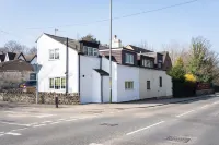 Stunning 4 Bed Sleeps 8 Cottage Parking - balcony