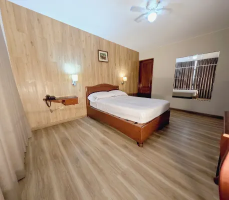 Hotel Asturias Inn - Losmen
