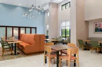 普拉特維爾歡朋套房飯店 - 早餐