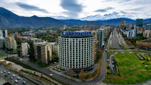 DoubleTree by Hilton Santiago Kennedy - parking