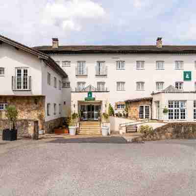 Airport Inn Manchester Hotel Exterior